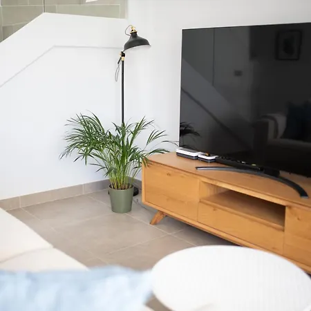 White Medano Apartment. New With Fast Wifi *