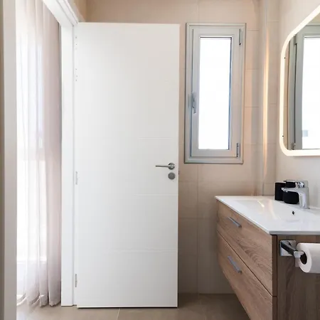 White Medano Apartment. New With Fast Wifi